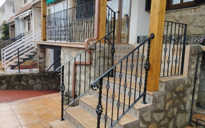 Instalación de barandilla de forja a medida en vivienda unifamiliar | Forjas 2000
