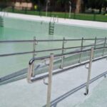 Accesibilidad en piscinas y hospitales: la importancia de los sistemas de doble pasamanos